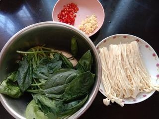 Enoki Mushrooms Mixed with Spinach - Exclusive