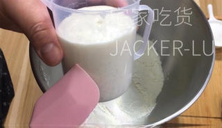 Osmanthus honey toast, with a light osmanthus fragrance, made with Polish-style dough that's easy to stretch, soft in texture, and full of milky flavor.