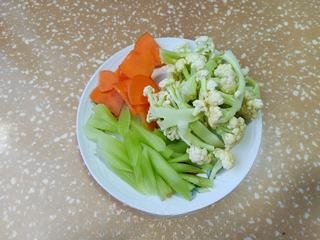Exclusive Cold Dressed Lettuce, Cauliflower, and Carrot