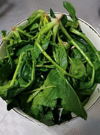 Spinach mixed with soybeans