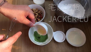 Matcha Red Date Rice Cake, with the fresh fragrance of matcha and the sweetness of red dates, chewy and super delicious.