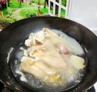 Braised pig ears