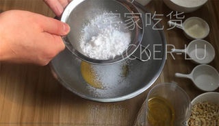 Peanut almond crisp, crispy and delicious, with a mouthful full of rich aroma with every bite.
