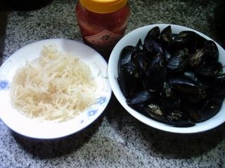Mussels mixed with seaweed exclusive
