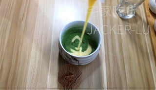 Rich matcha ice cream, with a smooth and delicate texture, conquering the taste buds with its fresh and sweet aroma.