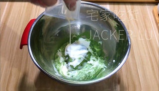 Matcha soft cheese daifuku combines the fresh aroma of matcha with the smooth texture of soft cheese, bringing a unique flavor experience.