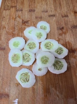 Cucumber and fig cold salad