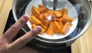 Pumpkin sponge cake, the finished product is golden in color, sweet and tasty, with a chewy and springy texture.