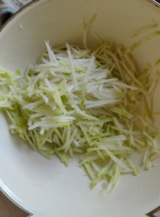 Exclusive cold mixed red and white shredded silk
