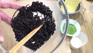 Rich matcha raw chocolate cake, with a delicate matcha flavor, combined with the sweetness of white chocolate, offering a rich and smooth texture.