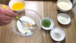 Matcha coconut crisps, the rich aroma of matcha intertwines with the refreshing scent of coconut in the mouth, creating a wonderful taste.