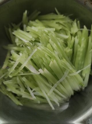 Exclusive Cold Dressed Shredded Lettuce Stem