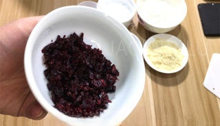 Matcha cranberry cookies, a refreshing and pleasant snack with enticing colors.