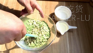 Matcha oatmeal crisps, combining the fresh aroma of matcha and the nutrition of oats, are crispy and delicious.