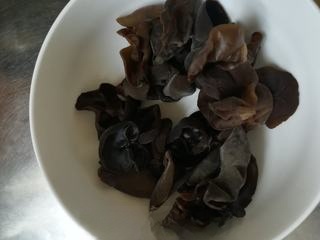Vinegar Soaked Wood Ear Mushrooms with Peanuts