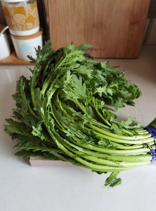 Two ways to eat Crown Daisy