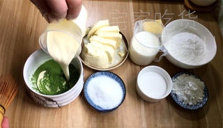 Matcha ice cream mochi, refreshing and cool, chewy and smooth, every bite is a delightful surprise of cool sweetness.
