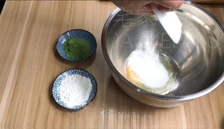 Matcha two-tone cream puff, silky cream and rich matcha, leaving an endless aftertaste.