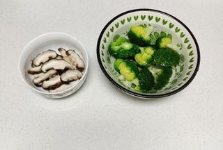 Shiitake Mushrooms Mixed with Broccoli