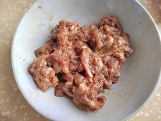 Stir-fried Shredded Meat with Enoki Mushrooms and Carrots Premiere