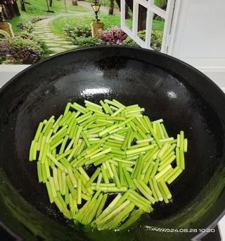Stir-fried garlic sprouts with onions