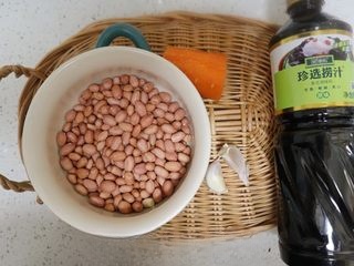 Peanuts soaked in sauce as a drinking snack