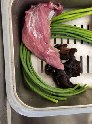 Shredded pork with garlic sprouts