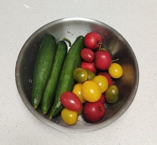 Mixed vegetable and fruit salad