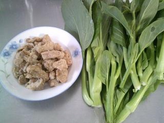 Stir-fried Chinese kale with lard crisps exclusive
