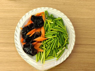 Stir-fried Pork with Garlic Sprouts