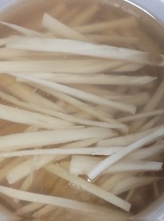 Hot and sour shredded lotus root
