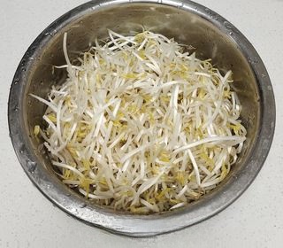 Stir-fried Bean Sprouts with Red Chili Peppers
