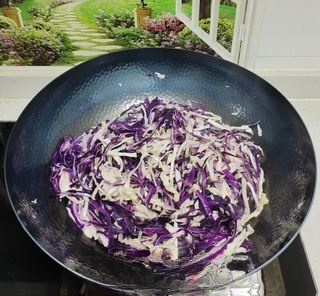 Stir-fried two-color cabbage