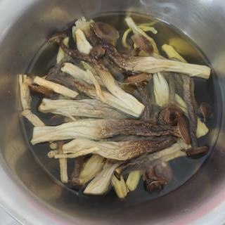 Steamed Chicken with Deer Antler Mushroom in a Rice Cooker