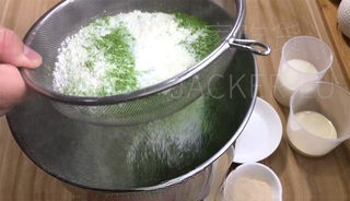 Matcha cake bread roll, tea-scented clouds wrapped in soft sweetness, dense tea aroma blooms on the tip of the tongue.