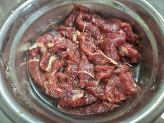 Beef Stir-Fried with Bean Sprouts