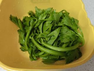 Stir-fried Celery Leaves with Kelp