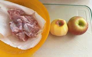 Pork Ribs Stewed with Apples