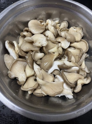 Fried button mushrooms and fried mushrooms