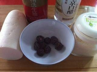 Sweet and sour crisp pickled radish strips